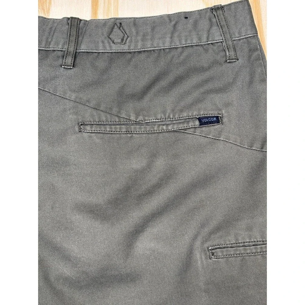 Volcom Shorts Mens 33in Green Frickin Chino Flat Front Casual Corpo Class